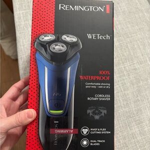 Remington Black and Blue WE Tech Rotary Shaver